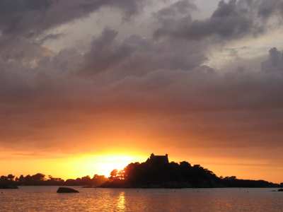 Coucher de soleil sur le château de Costaérès